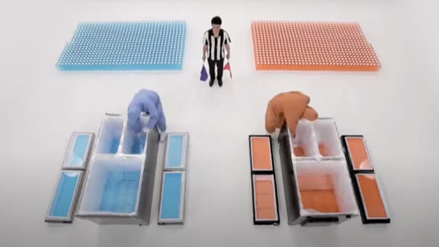 2012년 삼성전자가 제작한 냉장고 용량 비교실험 영상. 실험 결과 빨간색으로 표시된 LG전자 냉장고에 물이 덜 들어간다는 결과가 나왔다.
