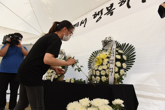 A 군이 다녔던 초등학교에 마련된 추모공간.