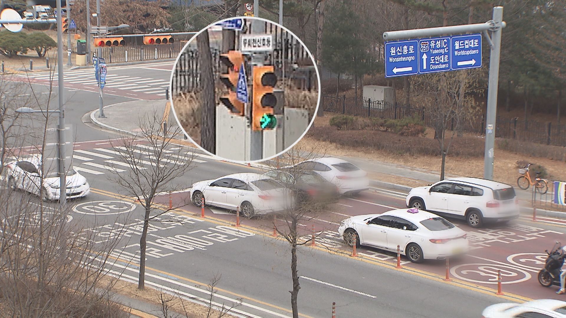 통행하라는 녹색 화살표 신호에선 거꾸로 멈추고, 멈춰야 하는 적색 신호에 출발하는 차량.