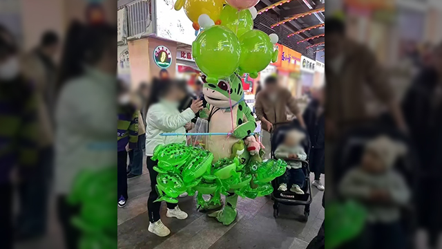 중국 거리에서 장난감을 파는 개구리 노점상. (출처 : 网易 NET EASE)