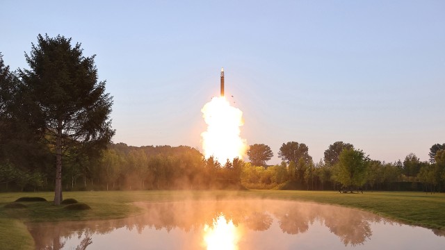 북한이 지난 26일 진행한 다탄두 미사일 실험. 북한은 “개별기동 전투부(탄두) 분리와 유도조종시험이 성공적이었다”고 밝혔지만, 우리 군은 이를 실패로 판단했다.  (사진=조선중앙통신)