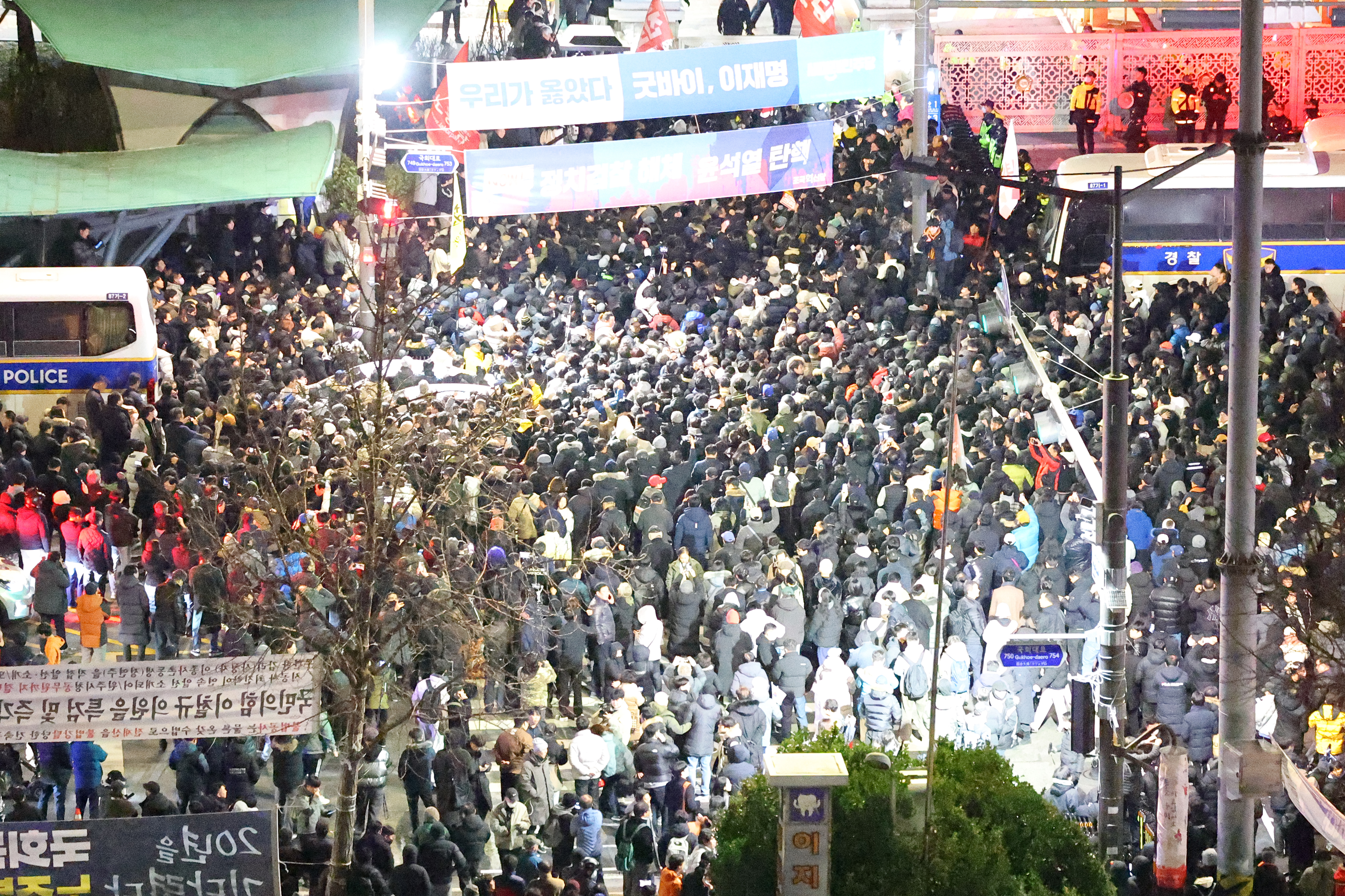 지난해 12월 3일 비상계엄 직후, 국회 앞으로 모인 시민들(출처 : 연합뉴스)