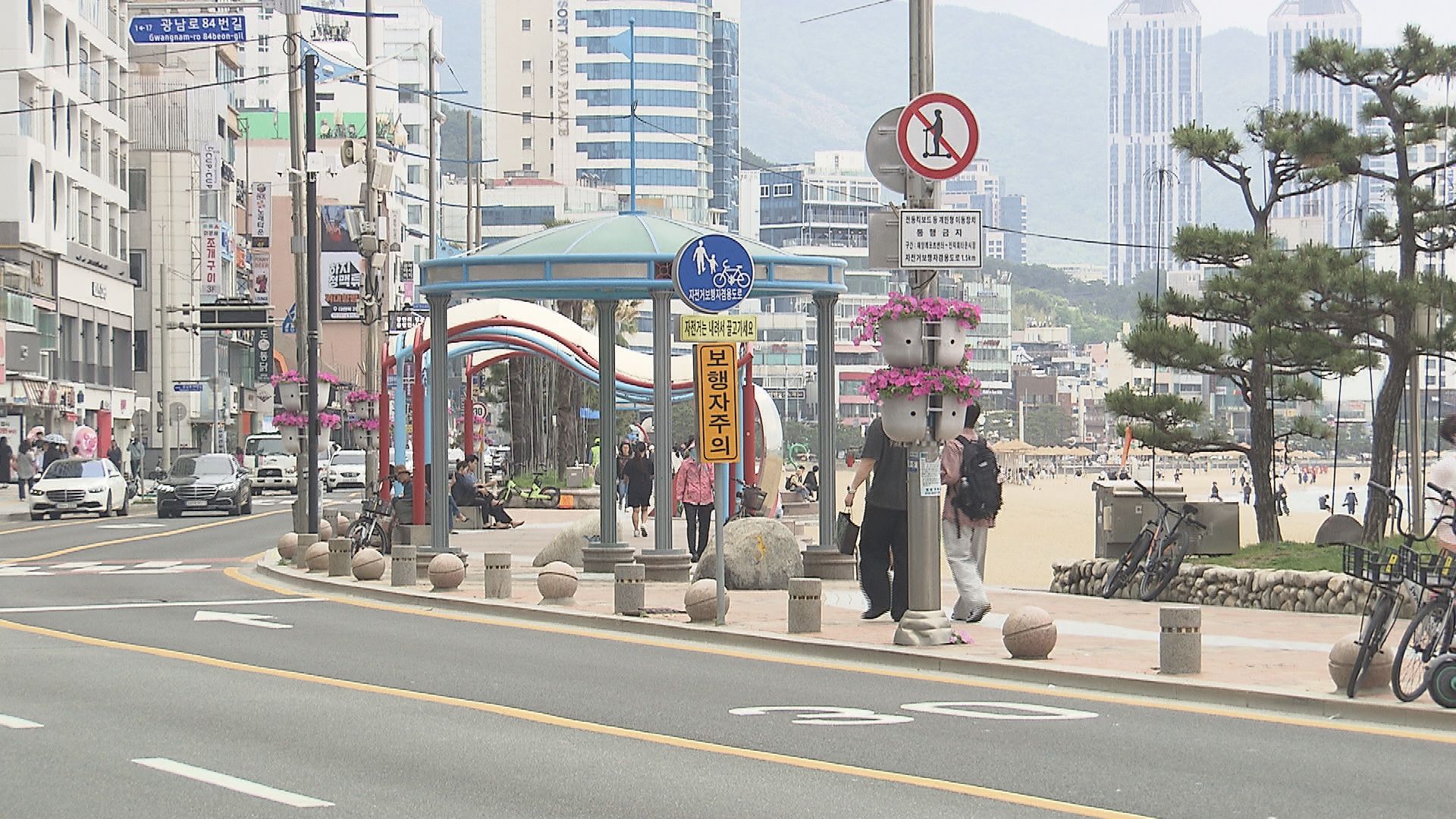 부산 광안리 해수욕장 인근 도로