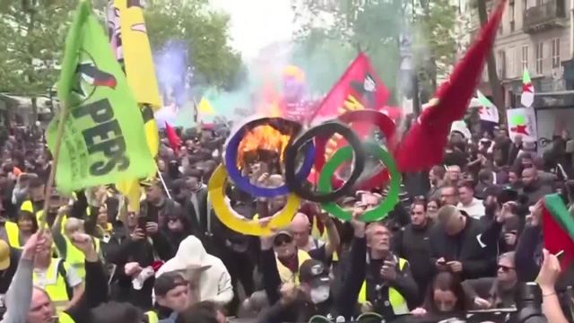 프랑스 노동절 시위…올림픽 오륜 태우고, 최루가스 쏘고