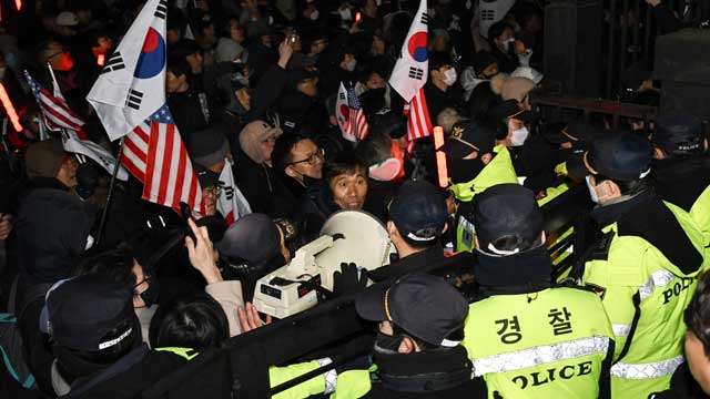 이 시각 서울구치소…지지자들 강력 항의