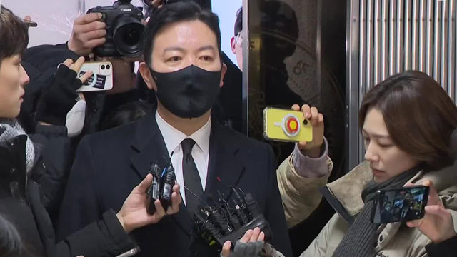 대통령실 압수수색 나선 경찰…경호처와 8시간째 대치