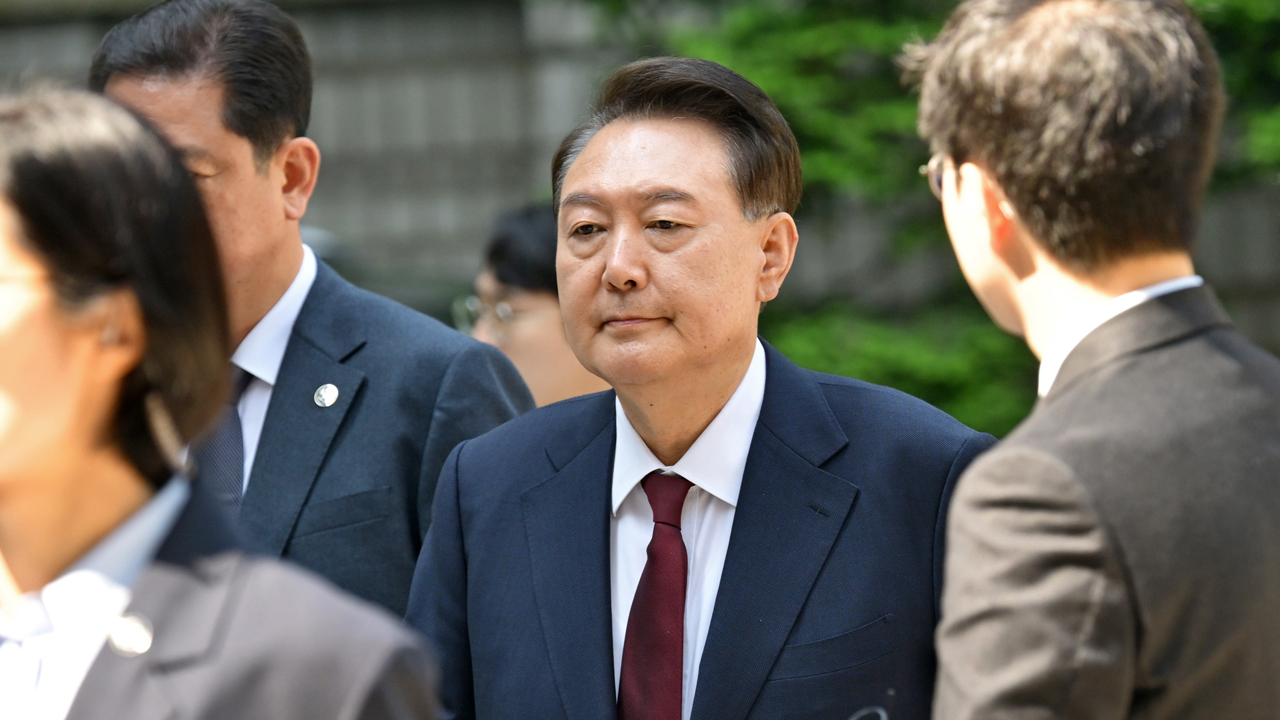 윤, ‘내란 혐의’ 재판 첫 공개 출석…계엄군 장교 “네 차례 통화 내용 들었다”