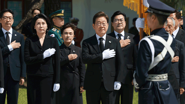 [속보] 이재명 대통령, 국립현충원 참배로 공식일정 <br>개시