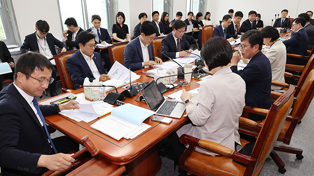 [속보] 추경안, 국회 예결소위 <br>통과…민주당 단독 처리