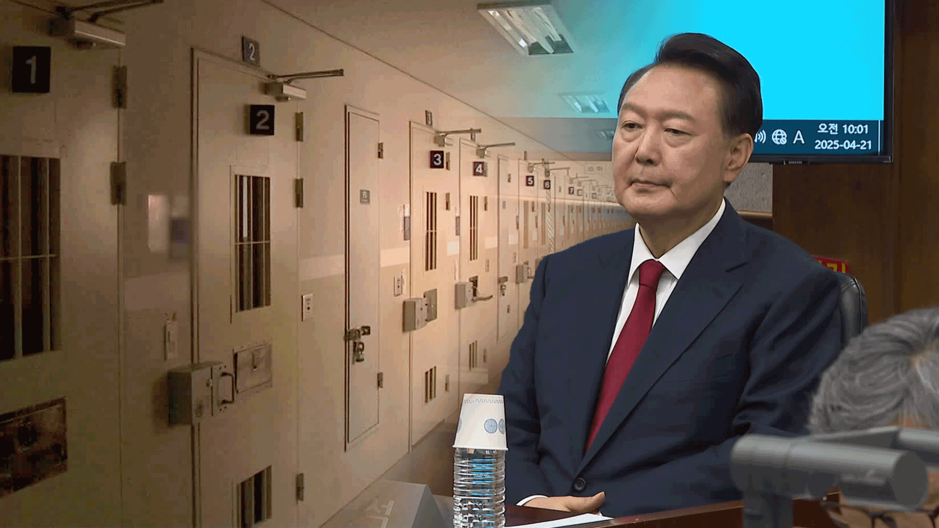 “수의 안 입고 바닥에 누웠다”…특검, 尹 체포영장 집행 실패