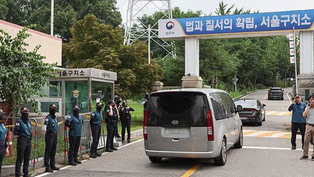 [속보] 특검, 윤석열 전 대통령 ‘2차 체포 시도’…<br>서울구치소 진입