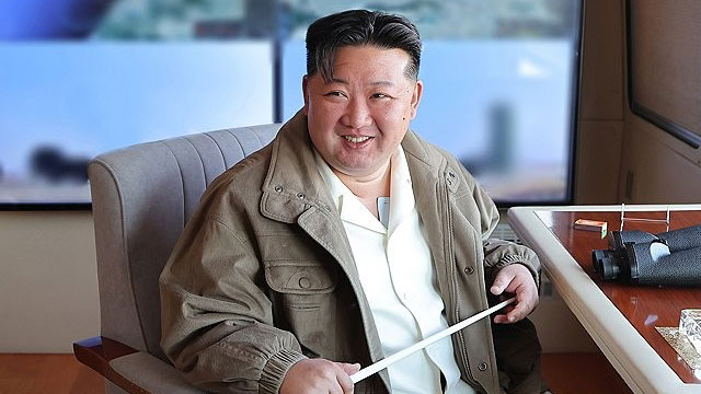 북, 신형 지대공미사일 시험 사격…김정은 참관