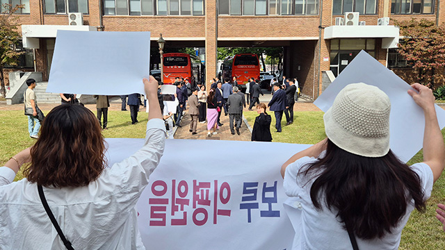 의료계·국립대 총장 요구에…교육부, 의대생 ‘조건없는 휴학’ 승인 검토