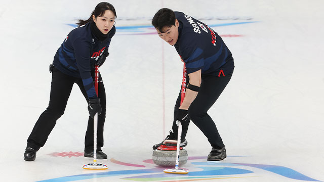 한국 컬링 믹스더블 김경애-성지훈, 한일전서 석패…은메달 획득