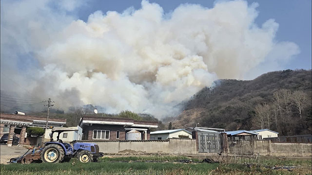 경남 김해 산불 2단계 격상…<br>진화율 20%로 떨어져	