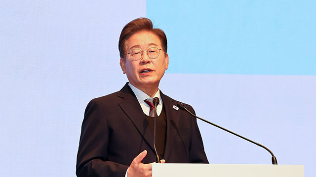 민주당 이재명, 대선후보 공식 등록…‘계엄군 설득’ 이관훈 배우 동행