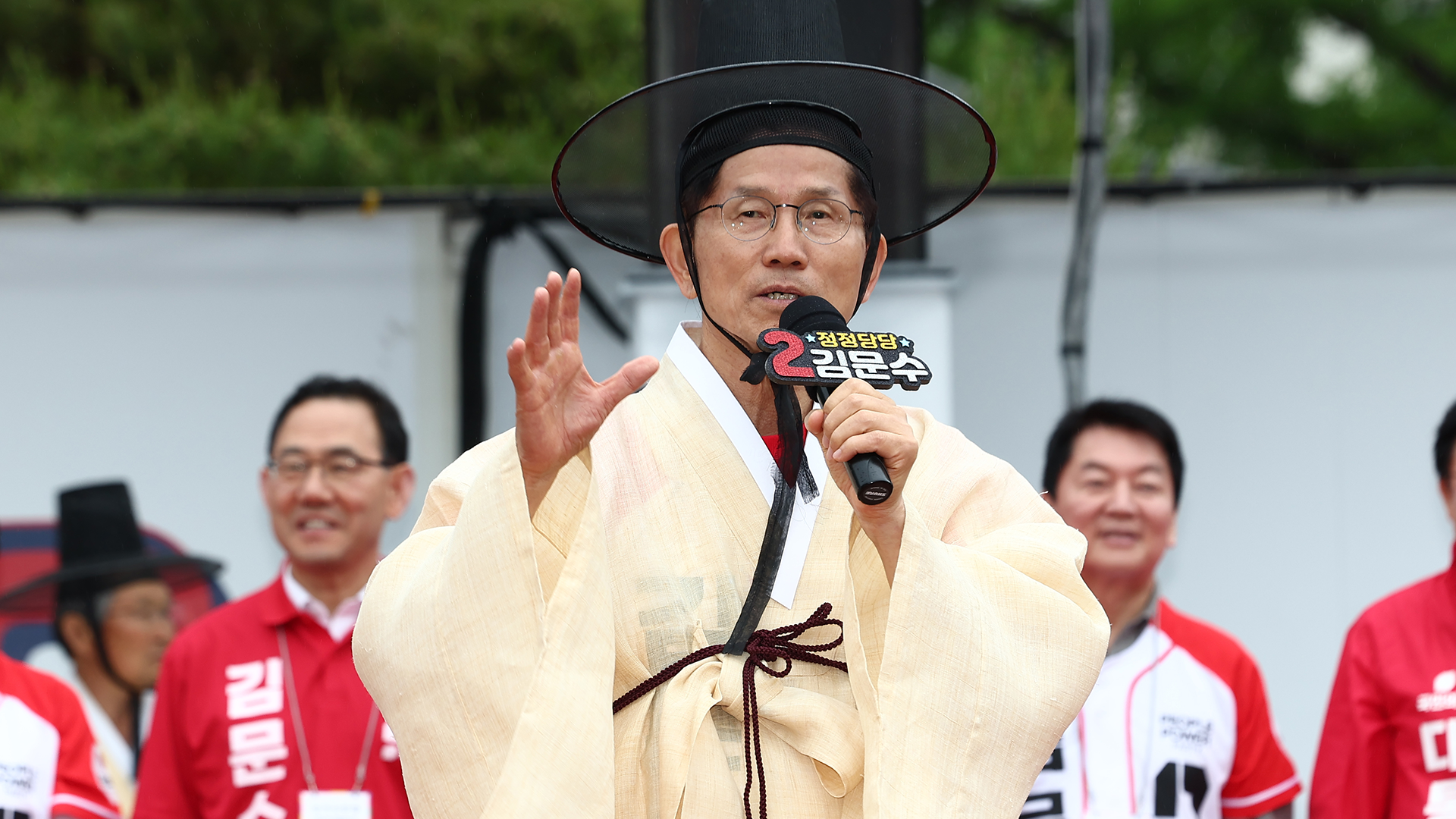 김문수, 박정희 생가·박근혜 예방…지지층 결집 호소