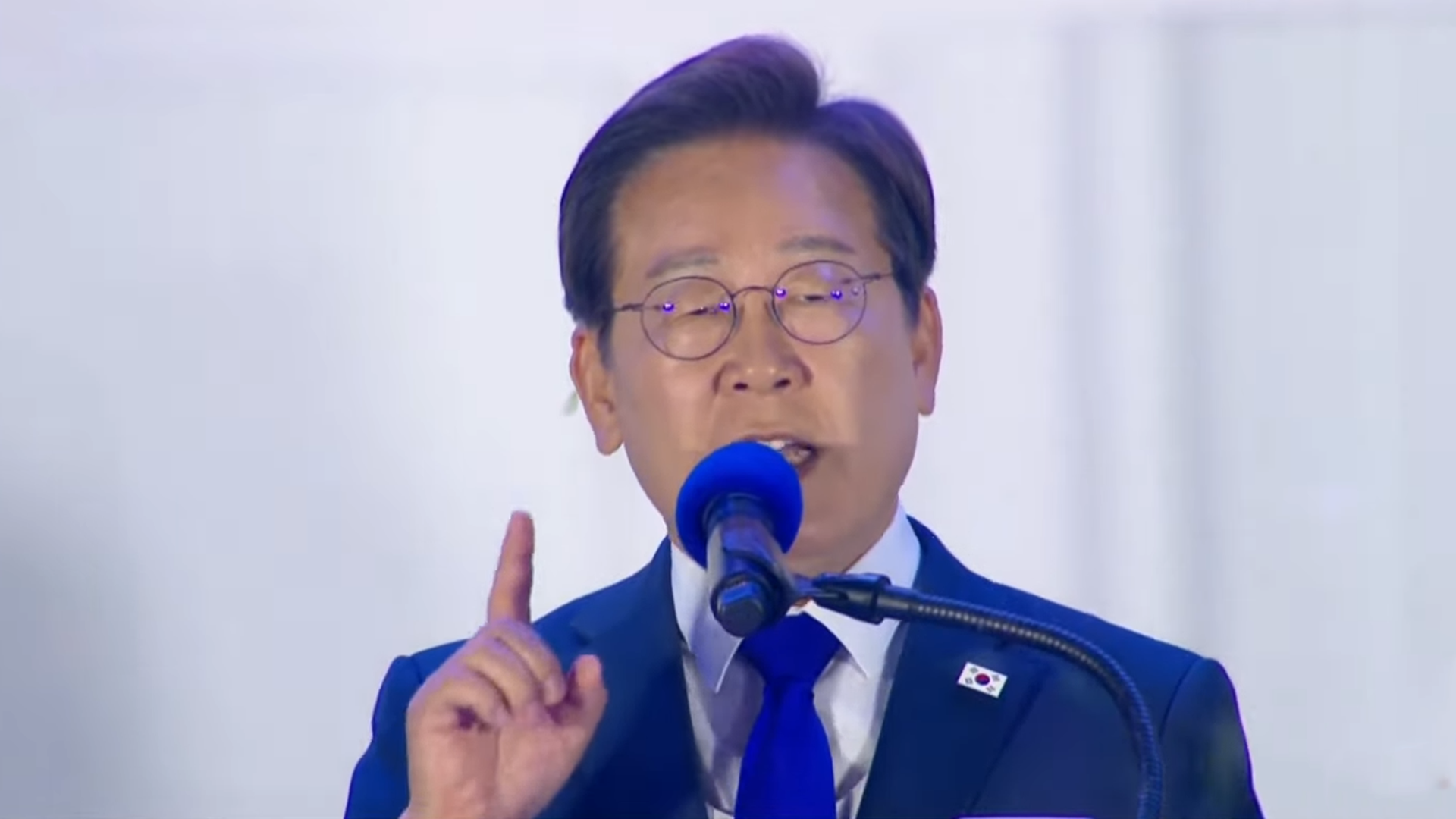 [영상] 이재명 국회 앞 무대에서 대국민 메시지