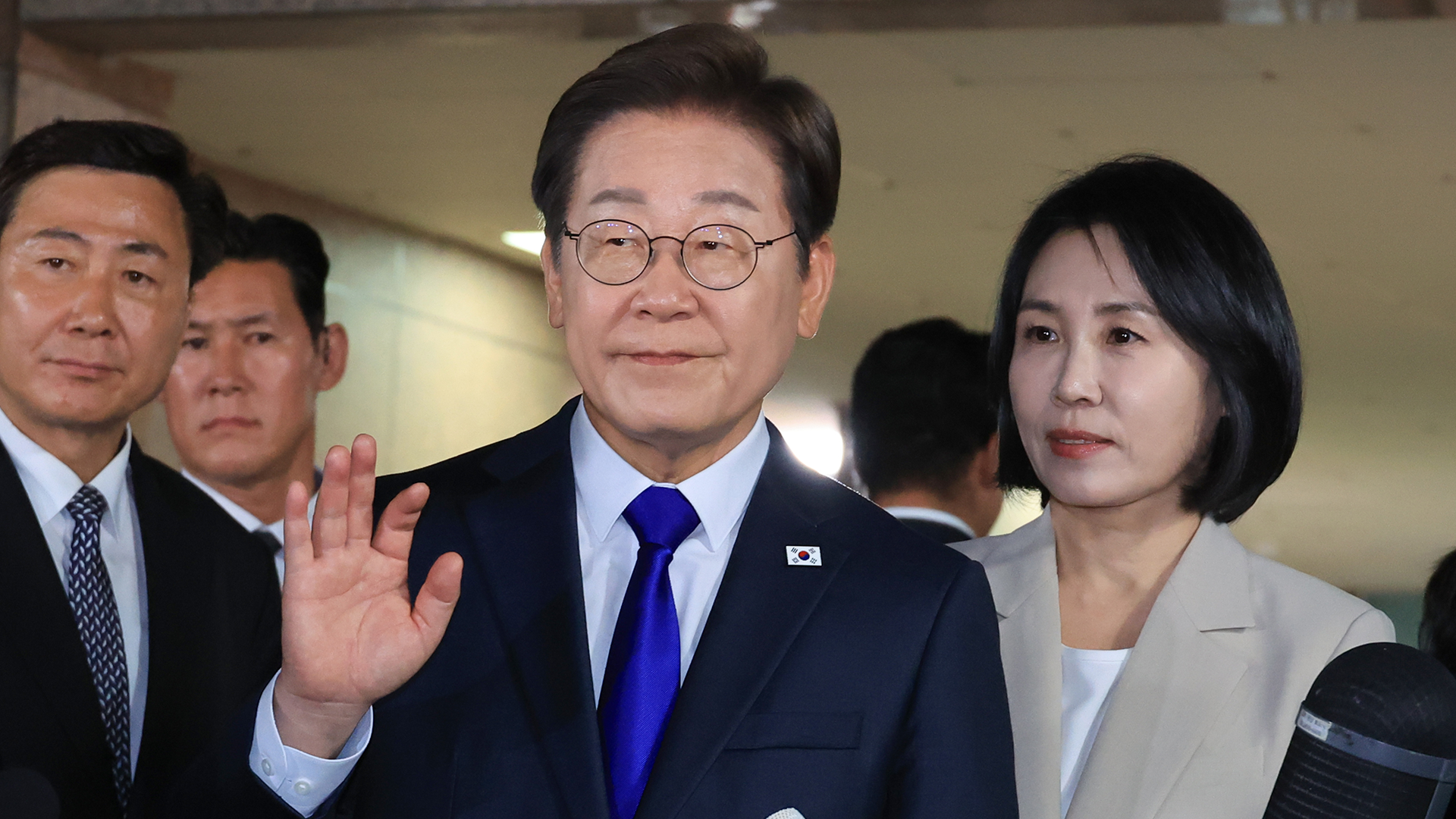 [현장연결] 이재명 “국민의 위대한 결정에 경의”…자택 나와 여의도로 출발