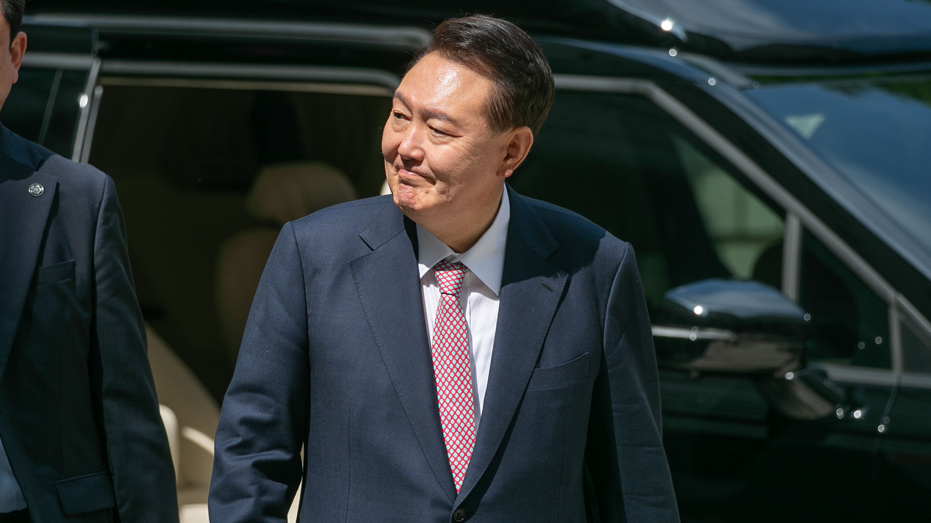 윤, 대선 후 첫 내란 재판서도 침묵…비화폰·CCTV 추가 확보 시도