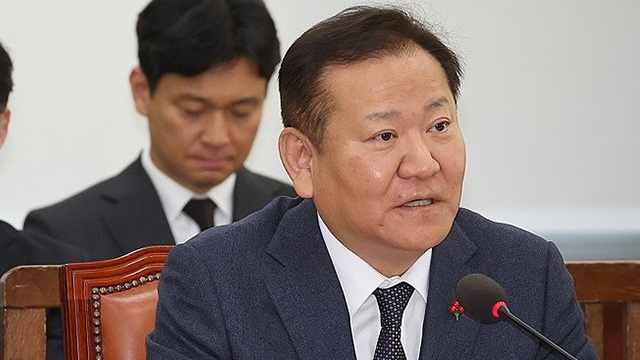 경찰, 이상민 자택 압수수색 때 고가 가방·돈다발 발견