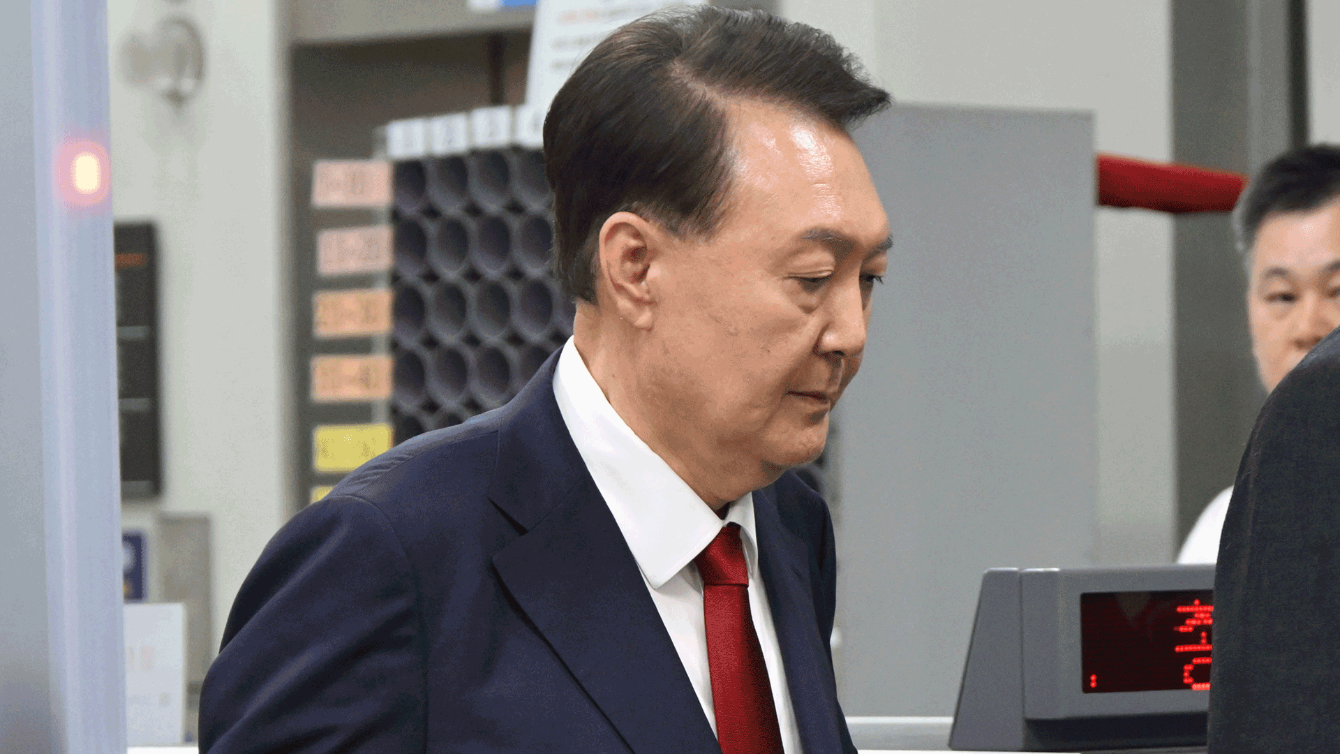 내란특검, 윤 전 대통령 3차 구인 시도…접견 불허 <br>조치
