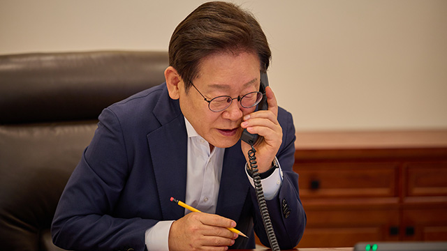 이 대통령, 우즈베키스탄 대통령과 통화…“전략적 동반자 관계 도약 협력”