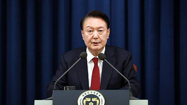 법원 “尹, ‘비상계엄 정신적 피해’ 시민에 10만 원씩 배상해야”