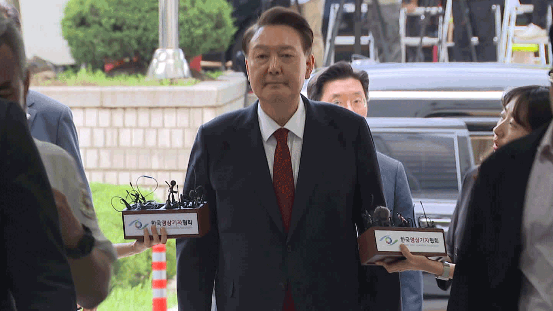 특검 “체포 집행 할 것”…尹 측 “손대면 법적조치”